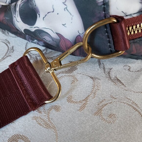 Heart shape Scull & Roses Crossbody bag & Change purse. Adjustable strap - Picture 7 of 13